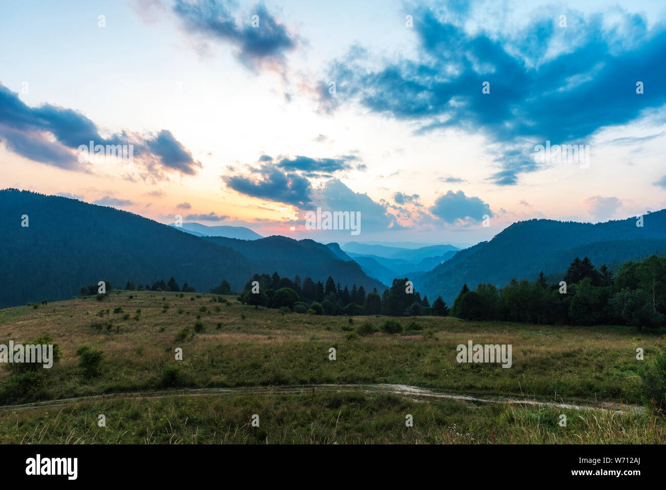 Schönen Sommer Landschaft in den Rhodopen Gebirge, Bulgarien mit der Sonne in der Morgendämmerung Stockfoto