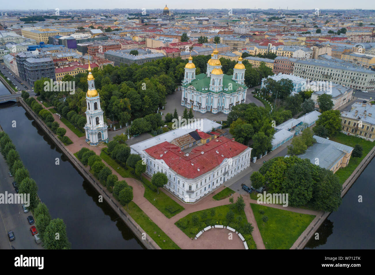 St. Nikolaus Kathedrale im Stadtbild an einem bewölkten Juli morgen (Luftaufnahmen). St. Petersburg, Russland Stockfoto