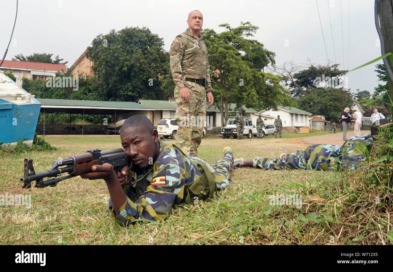 Corporal Chris Carmichael, eine Königliche Marine Reserve, während einer Übung mit ugandischen Marines in Entebbe, Uganada. Stockfoto