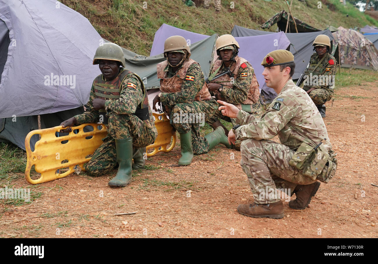 LT Pierre Ozanne aus der britischen Armee während einer Übung mit ugandischen Soldaten in Singo, Uganda. Stockfoto