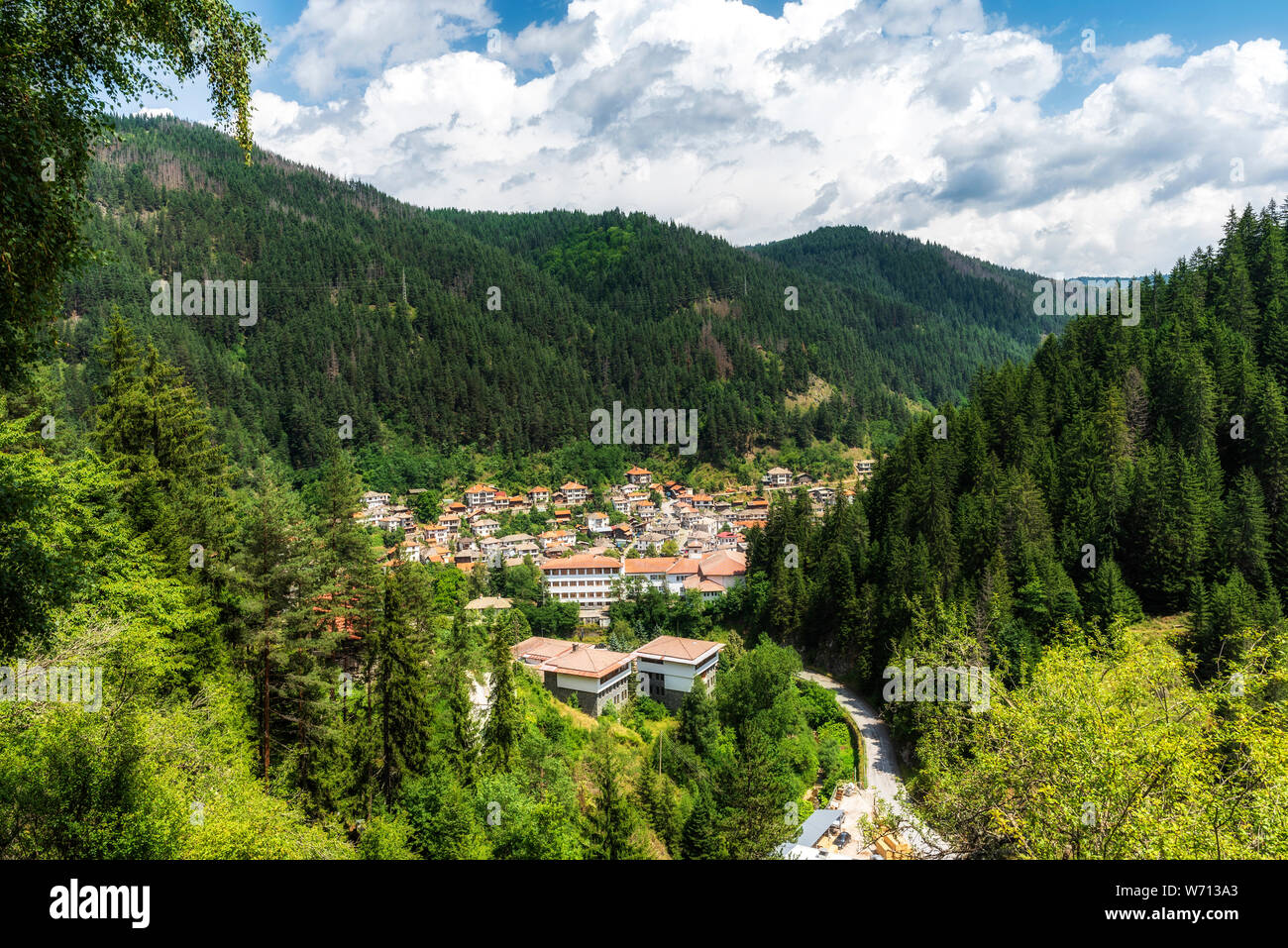 Panoramablick über das Dorf Schiroka Luka in Bulgarien Smolyan region Stockfoto