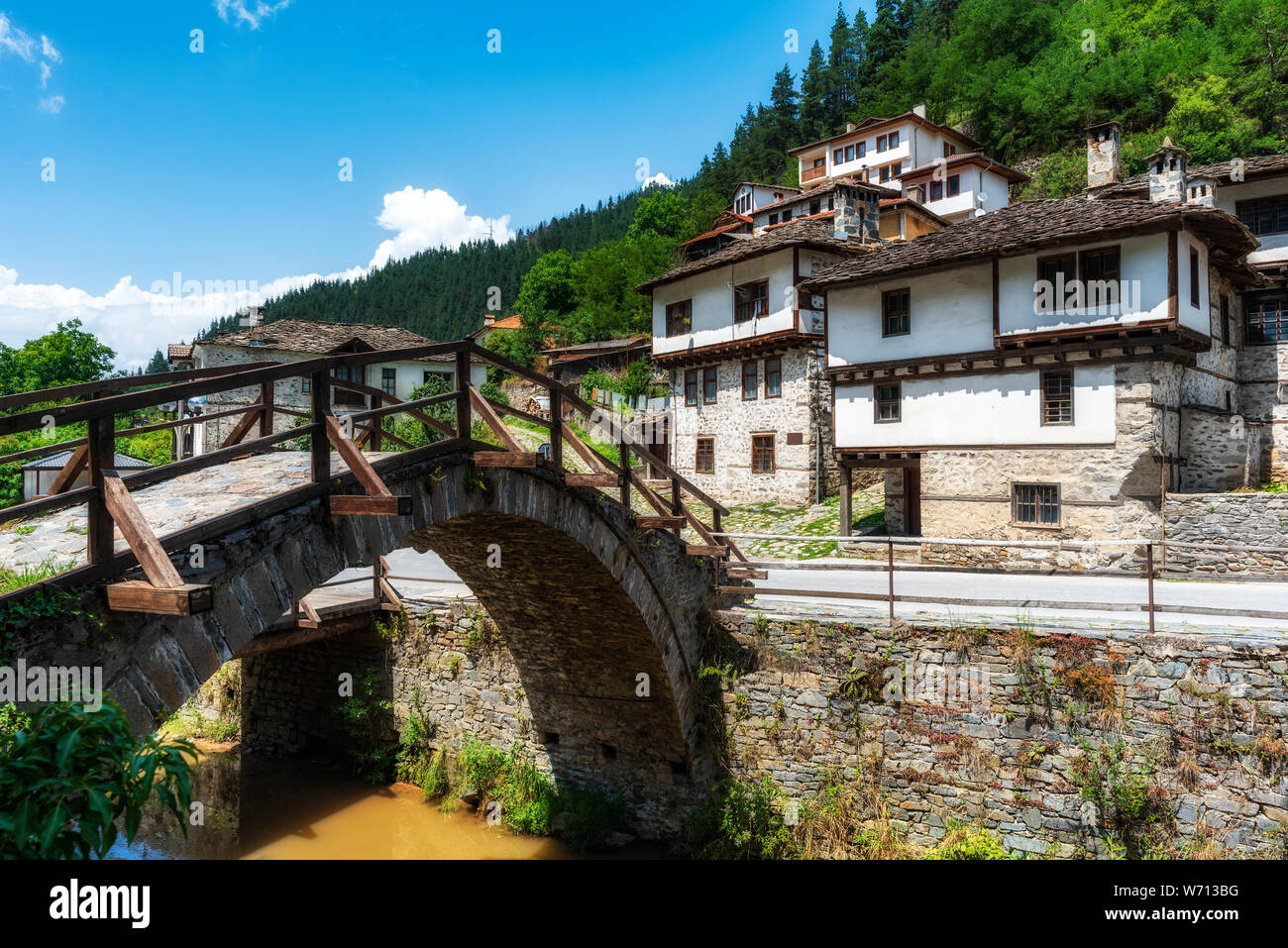 Römische Brücke und alte Häuser in der Shiroka Laka Dorf, Smoljan, Bulgarien Stockfoto