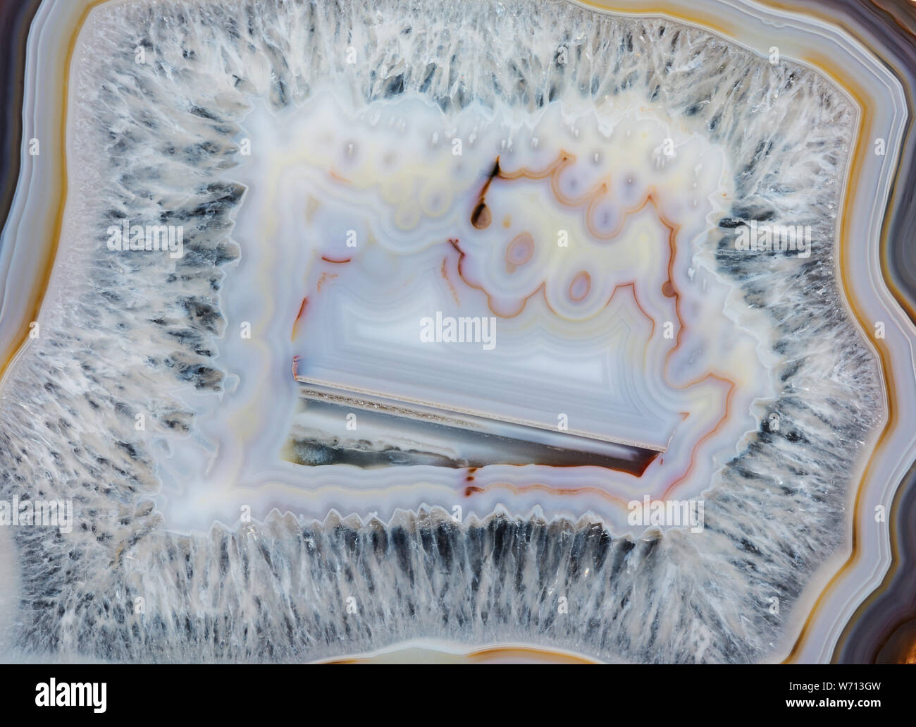 Dünne Scheibe multicolor lacy Achat Geoden mit konzentrischen Schichten close-up Stockfoto