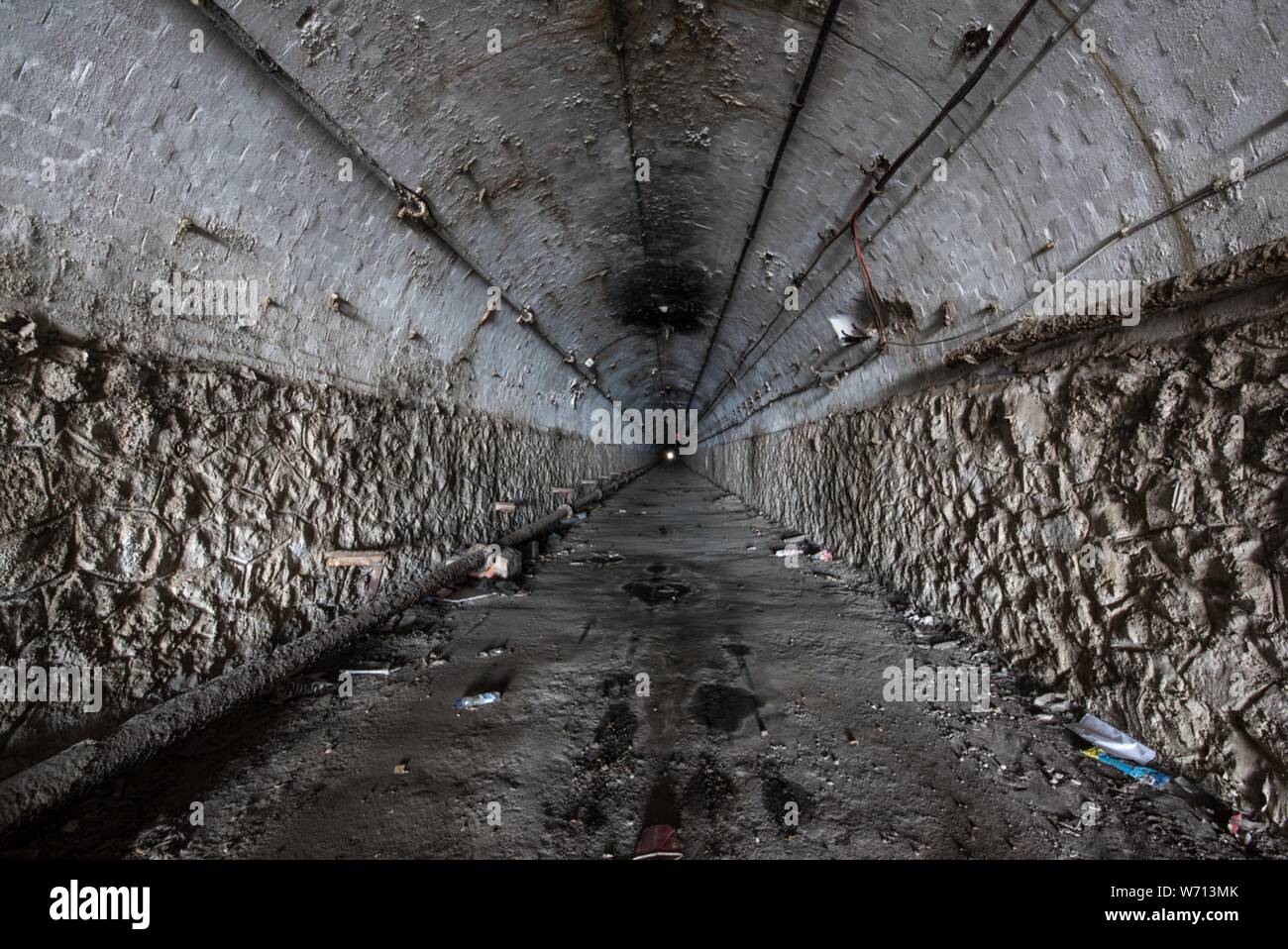 Gibraltar, Europa, März 2016. Dieser Befehl und Kontrolle Bunker war in der Mitte der Felsen von Gibraltar Es stammt aus dem Jahr 1870, wenn die Falmouth, Gibraltar und Malta Telegraph Company ein Unterseekabel an den Fels gelegt und darüber hinaus, es ist mehr als 500 Meter unter der Erde gebaut. Später während des Zweiten Weltkriegs wurde er in die gemeinsamen operationellen Kommunikationszentrum umgewandelt. Es war nach dem Krieg stetig erweitert und wurde zu einem NATO-Communications Center (CommCen) eine über 50 Zimmer zu erleichtern. Im Jahr 2008 wurde es geschlossen und in Faslane verlegt. Dwight Eisenhower geplante Operation Torch in WWII von hier. Stockfoto