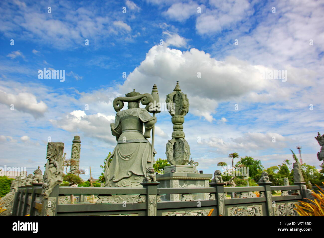 Chinesische Gott steinbildhauerei mit blue sky white cloud in Thai Land. Stockfoto