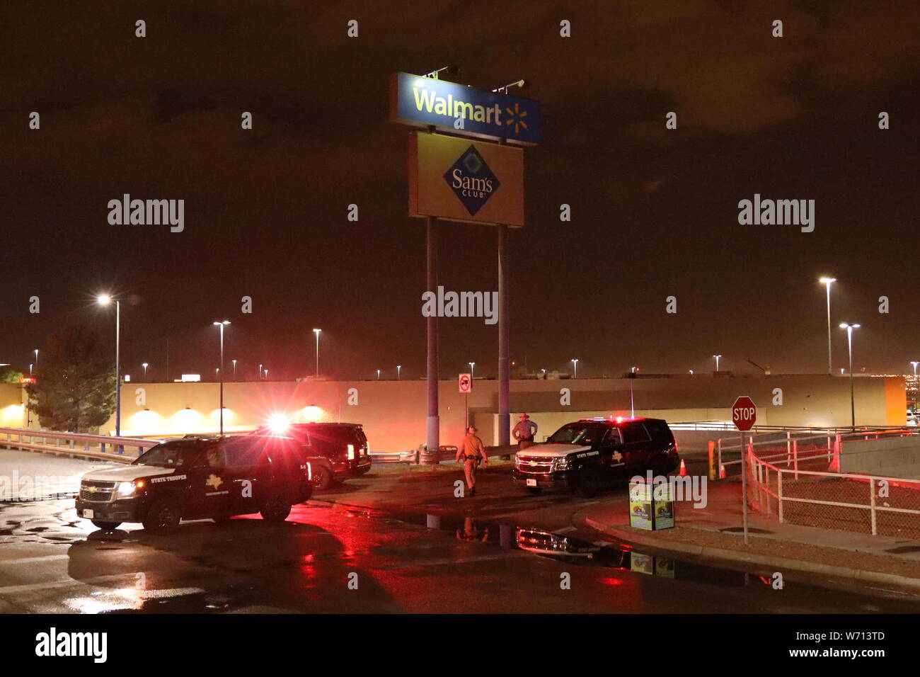El Paso, Texas, USA. 3 Aug, 2019. Polizei absperren Walmart Shopping Mall Area in El Paso, Texas, in den Vereinigten Staaten am 12.08.3, 2019. Eine Masse Schießen am Samstag tötete mindestens 20 Verletzten und 26 andere im US-Bundesstaat Texas in den Vereinigten Staaten, lokale Beamte sagte auf einer Pressekonferenz. Credit: Liu Liwei/Xinhua/Alamy leben Nachrichten Stockfoto