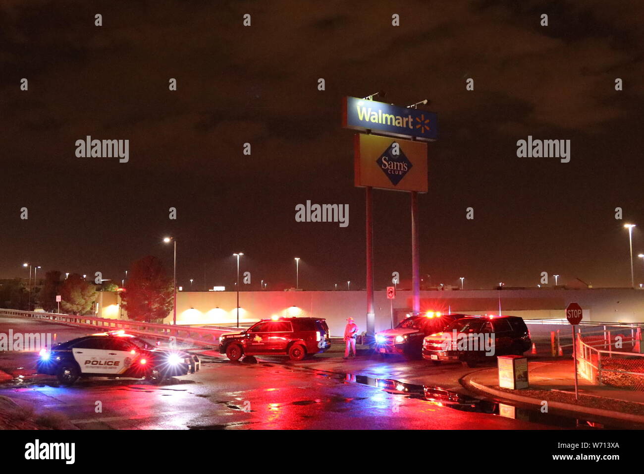 El Paso, Texas, USA. 3 Aug, 2019. Polizei absperren Walmart Shopping Mall Area in El Paso, Texas, in den Vereinigten Staaten am 12.08.3, 2019. Eine Masse Schießen am Samstag tötete mindestens 20 Verletzten und 26 andere im US-Bundesstaat Texas in den Vereinigten Staaten, lokale Beamte sagte auf einer Pressekonferenz. Credit: Liu Liwei/Xinhua/Alamy leben Nachrichten Stockfoto