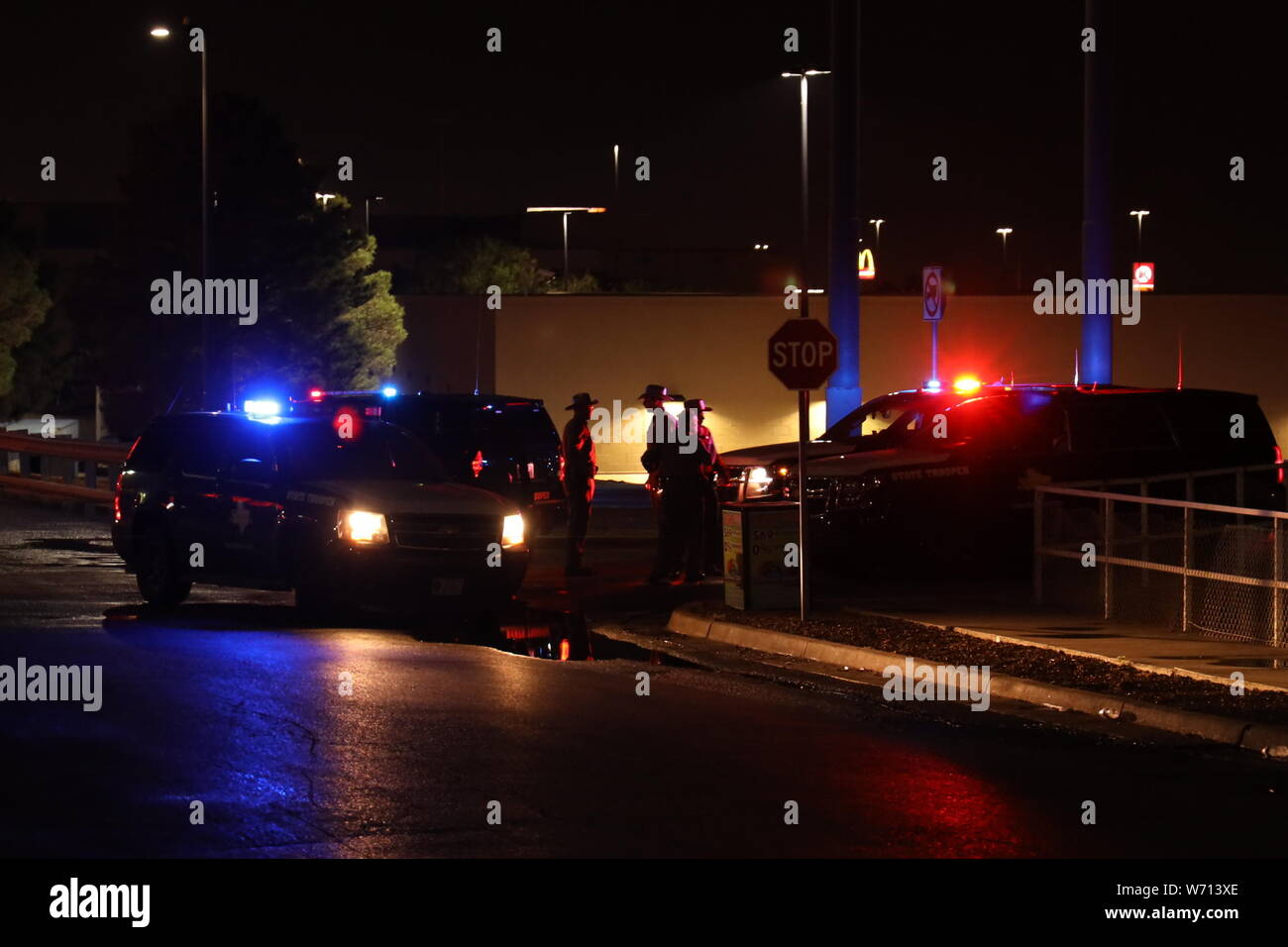 El Paso, Texas, USA. 3 Aug, 2019. Polizei absperren Walmart Shopping Mall Area in El Paso, Texas, in den Vereinigten Staaten am 12.08.3, 2019. Eine Masse Schießen am Samstag tötete mindestens 20 Verletzten und 26 andere im US-Bundesstaat Texas in den Vereinigten Staaten, lokale Beamte sagte auf einer Pressekonferenz. Credit: Liu Liwei/Xinhua/Alamy leben Nachrichten Stockfoto