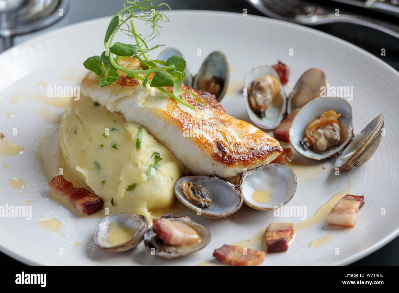 Teller mit frischem Fisch mit Muscheln im Restaurant Stockfoto