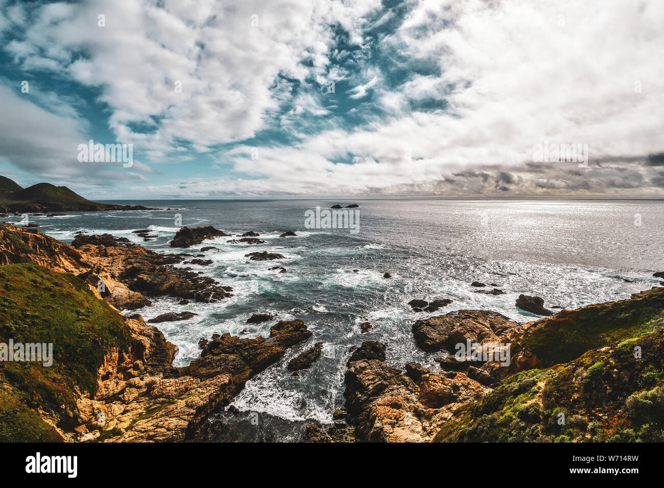 Blick auf den pazifischen Ozean von den Klippen von Big Sur in Kalifornien Stockfoto