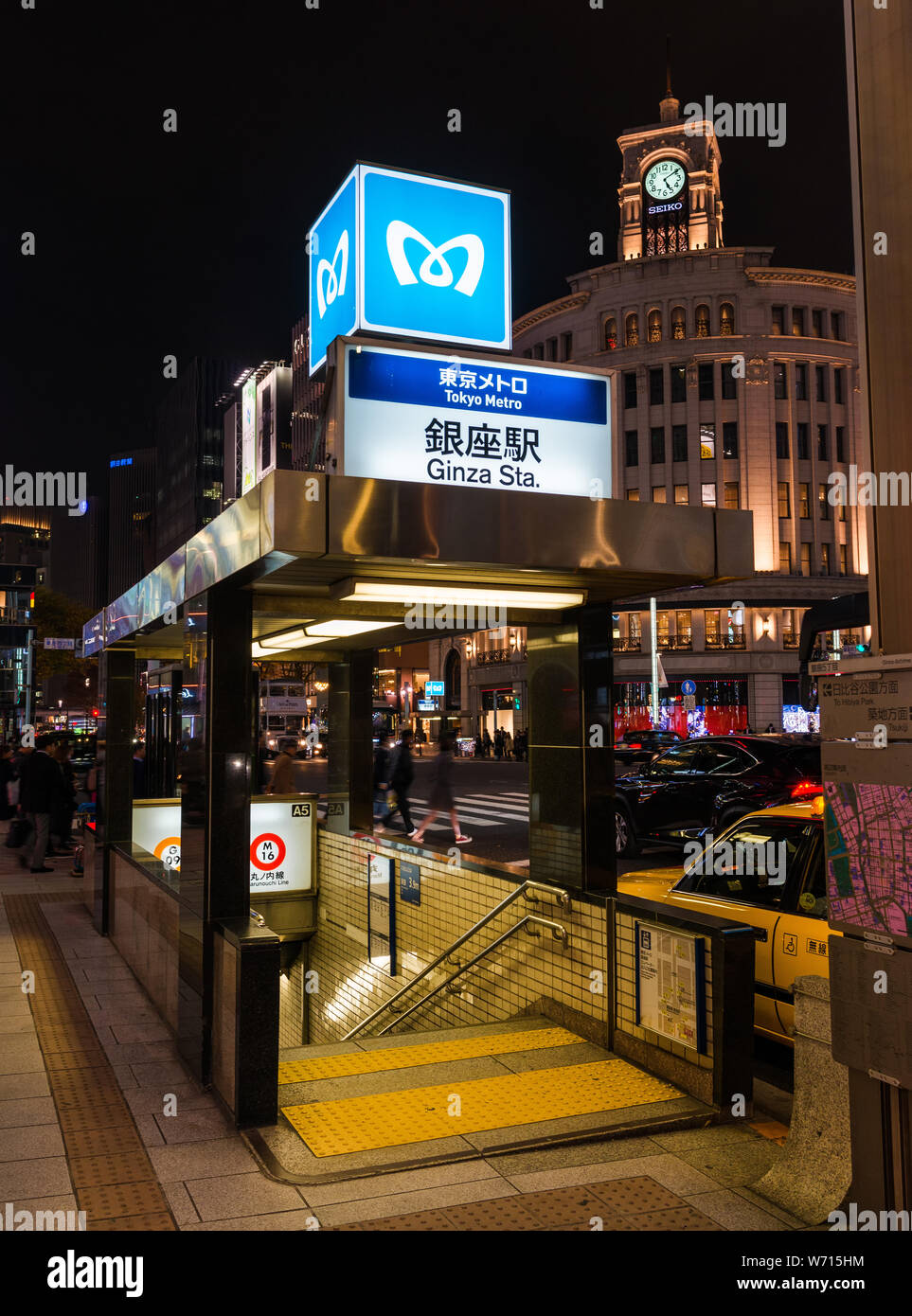 Ginza Metrostation Eingang und die berühmte Kreuzung im Zentrum von Tokio bei Nacht Stockfoto