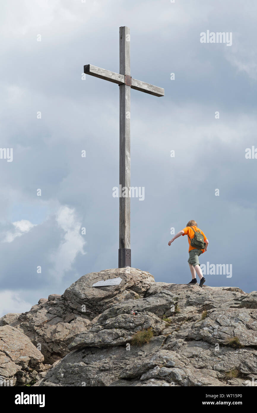 Junge mit minimalistische Schuhe das Erreichen des Gipfels Kreuz, Hauptgipfel, Großer Arber, Bayerischer Wald, Bayern, Deutschland Stockfoto