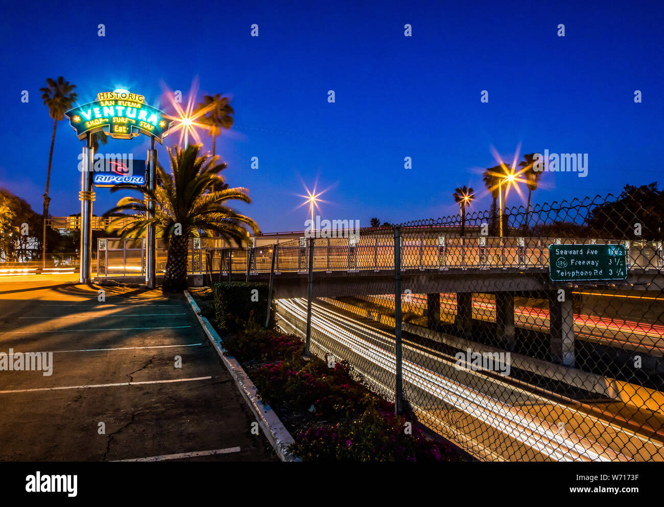 Die Willkommen in Ventura, Kalifornien Sign ist ein Symbol in diesem süßen kleinen Kalifornien Stadt am Strand, hier gesehen, mit Blick auf die Autobahn 101 in der Nacht. Stockfoto