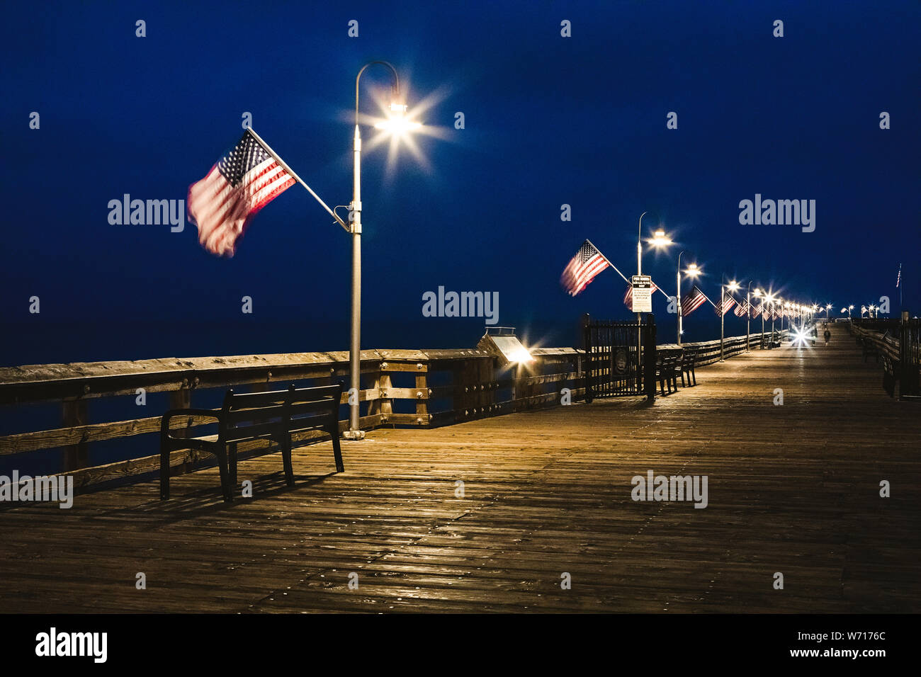 Amerikanische Fahnen Wave in der Brise auf der Ventura Pier, zum Memorial Day eingerichtet. Stockfoto