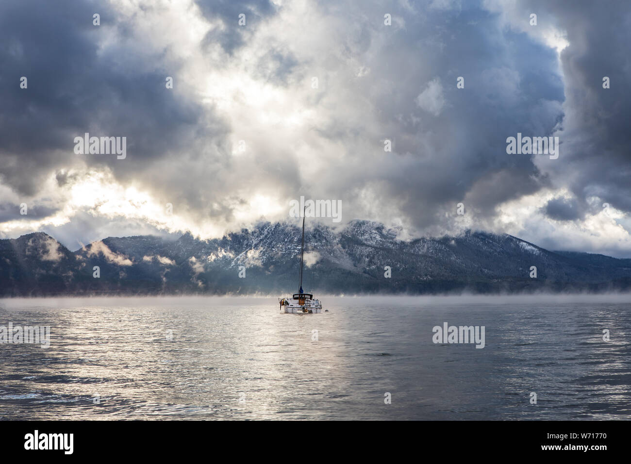 Ein einsames Boot auf See Tahoe nach einem späten Sommer Sturm, Regen, Wind und Schnee gebracht. Stockfoto
