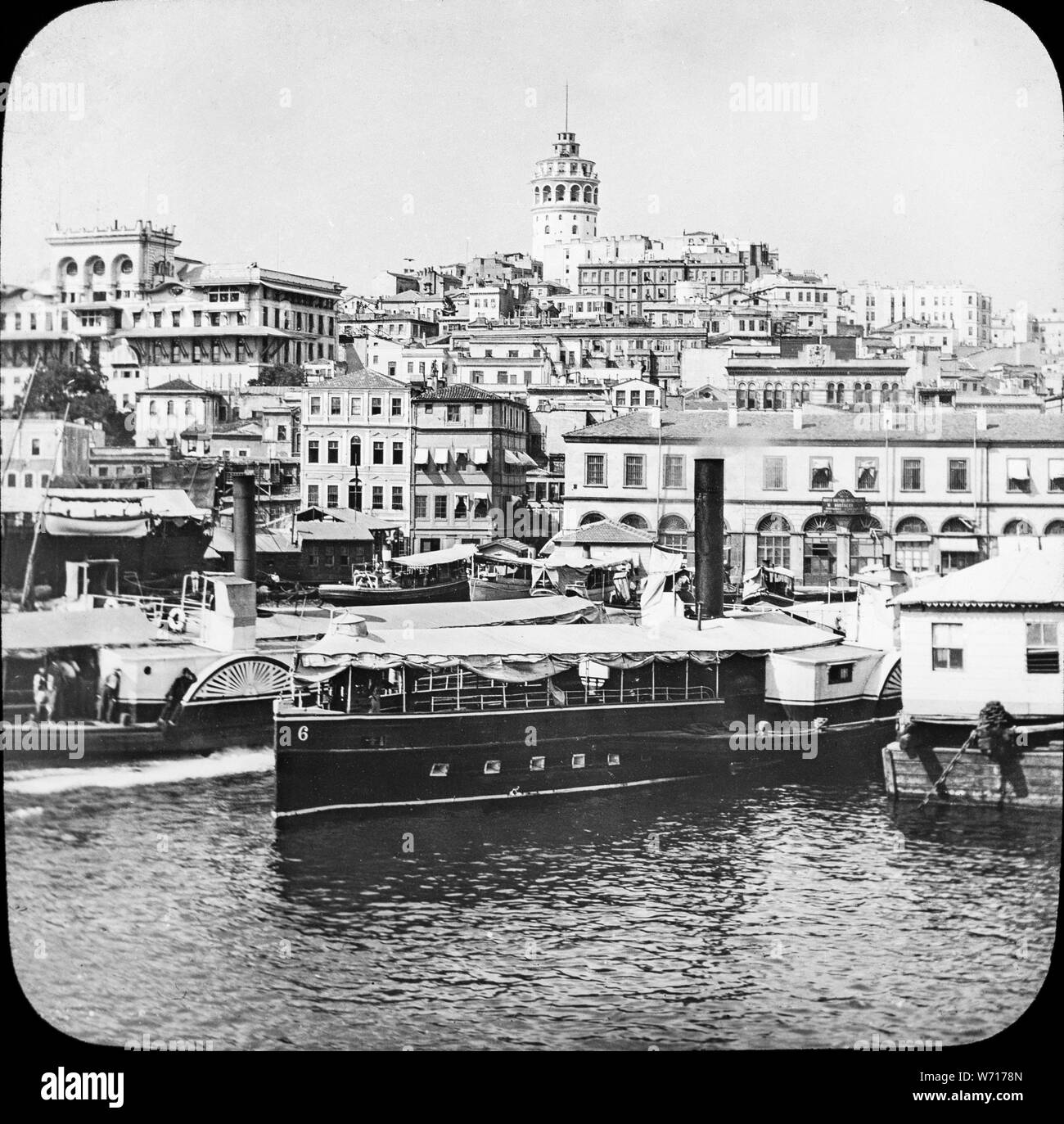 Anfang des zwanzigsten Jahrhunderts vintage schwarz-weiß Foto, der Galata Turm in Istanbul, Türkei. Blickt auf den Hafen in Richtung auf die Stadt, die mit dem Turm im Hintergrund. Stockfoto
