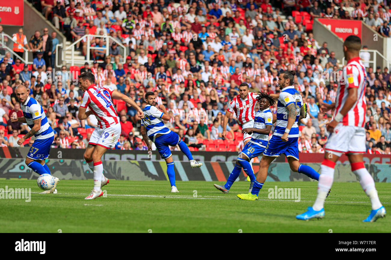 3. August 2019, Bet365 Stadium, Stoke-on-Trent, England; Sky Bet Meisterschaft, Stoke City v Queens Park Rangers; Tommy Smith (14), Stoke City Brände eine lange Reihe Schuß am Ziel, aber es geht der Credit: Conor Molloy/News Bilder der Englischen Football League Bilder unterliegen DataCo Lizenz Stockfoto