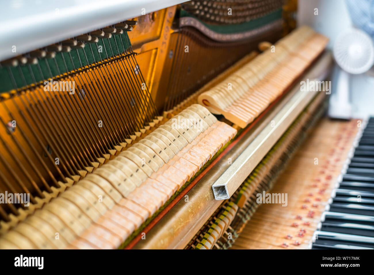 Details im Inneren des Klaviers mit Keyboards und Piano-string Stockfoto