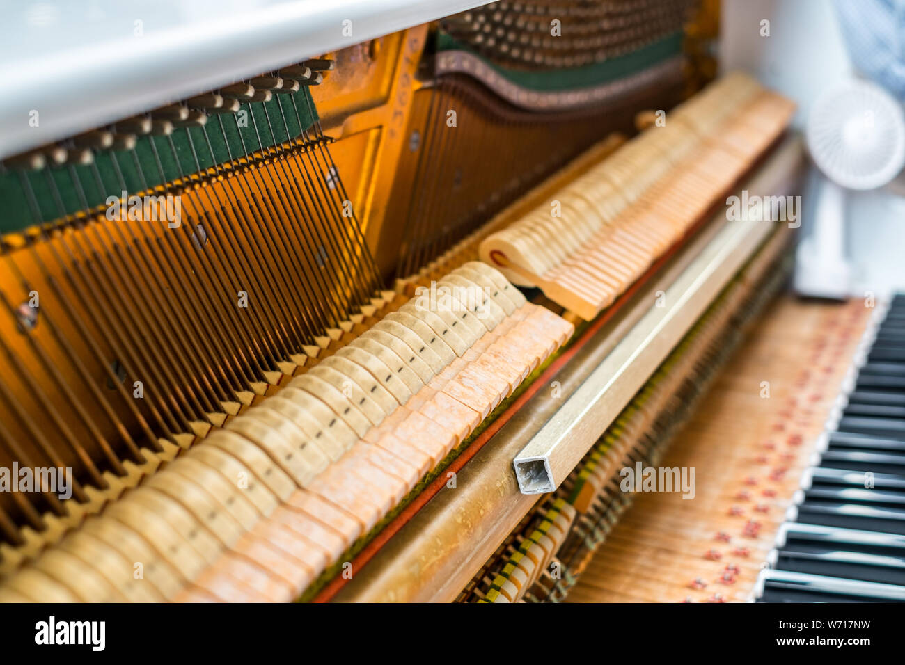 Details im Inneren des Klaviers mit Keyboards und Piano-string Stockfoto