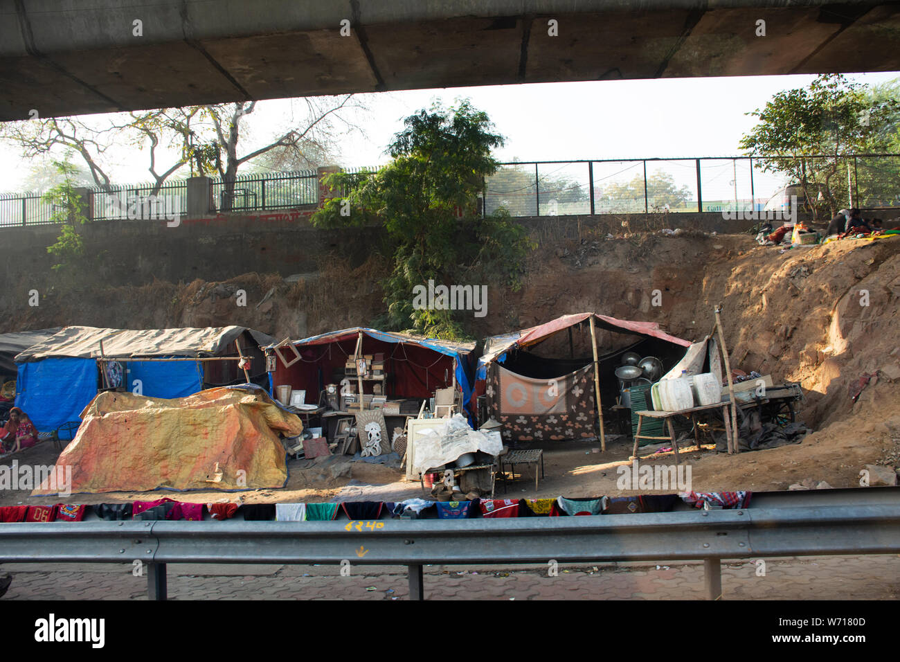 Leben und den Lebensstil der Indischen und fremde Menschen auf der Straße neben der ländlichen Landschaft im morgen mal in Delhi City am 18. März 2019 in Neu Delhi, ICH Stockfoto