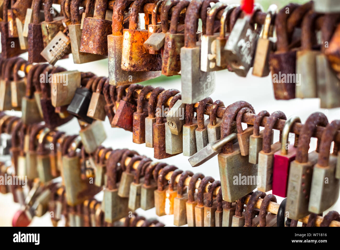 Sliema Malta, 15. Juli 2019. Reihen von Hochzeit Sperren auf das Geländer der Brücke in Sliema, Malta gehängt Stockfoto