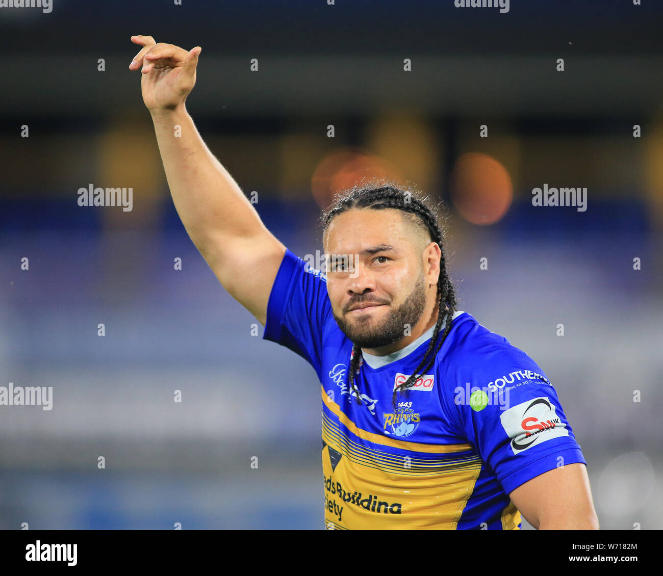 2. August 2019, John Smiths Stadion, Huddersfield, England; Betfred Super League, Runde 24, Huddersfield Riesen vs Leeds Rhinos; Konrad Hurrell von Leeds Rhinos feiert mit der Leeds Rinos fans Credit Craig Milner/News Bilder Stockfoto