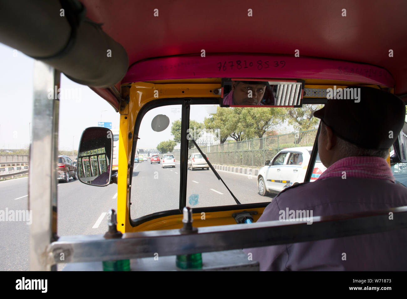 Indische Menschen fahren Dreirad Taxi auf der Straße für Indische  Passagiere und ausländische Reisende mit Verkehr Straße in Delhi Stadt  senden am 18. März 2019 Ich Stockfotografie - Alamy