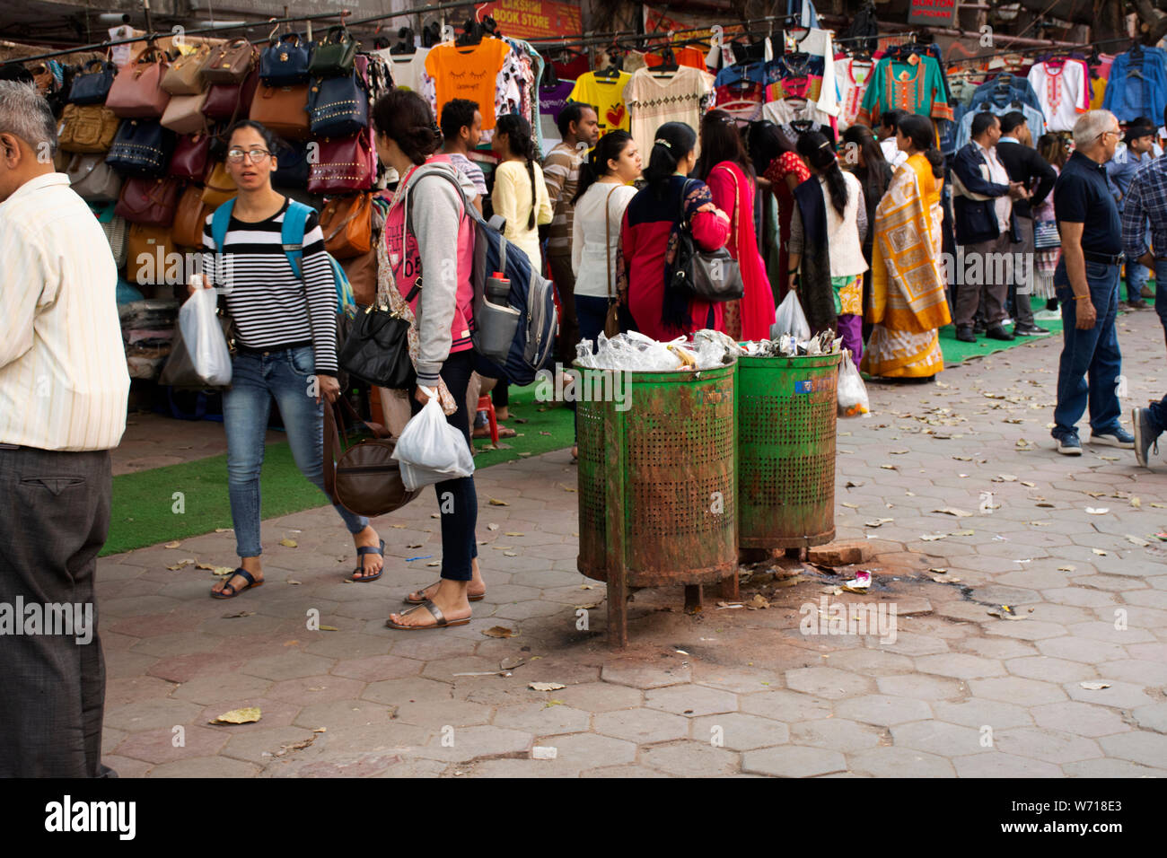 Indische Menschen und fremden Reisenden zu Fuß reisen besuchen und einkaufen Produkt von Janpath, und tibetischen Markt und Dilli Haat Basar am 18. März 2019 Stockfoto