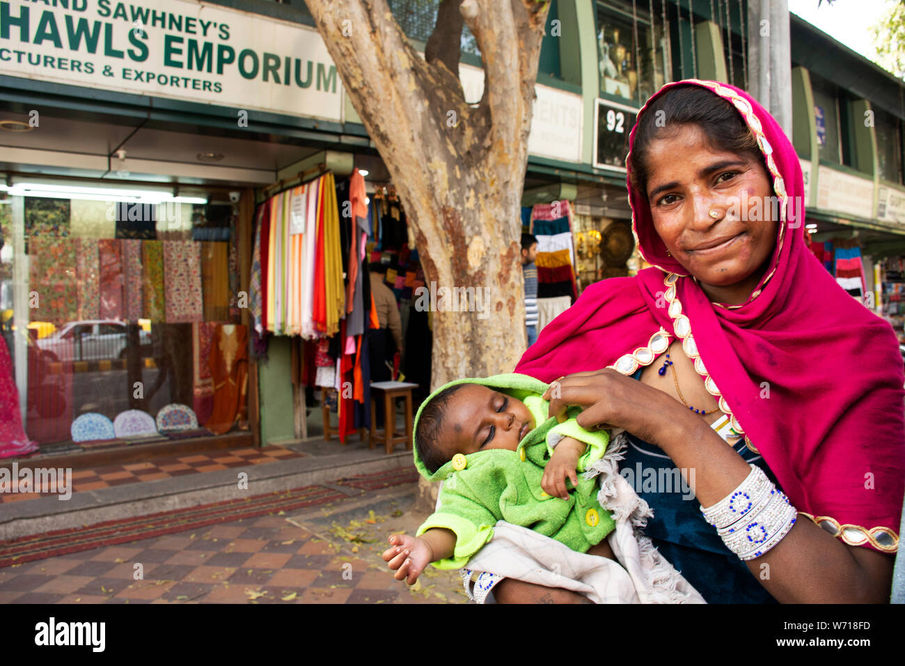 Indische Frauen Bettler oder unberührbaren Kasten halten Baby und betteln um Geld von Reisende Leute an der Janpath Market und Dilli Haat Basar am 17. März 2019 Stockfoto