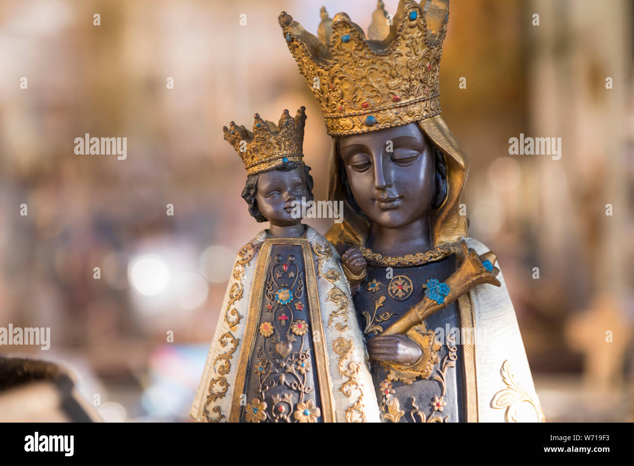 Schwarze Madonna Jungfrau Maria hält Jesus in Altötting Stockfoto