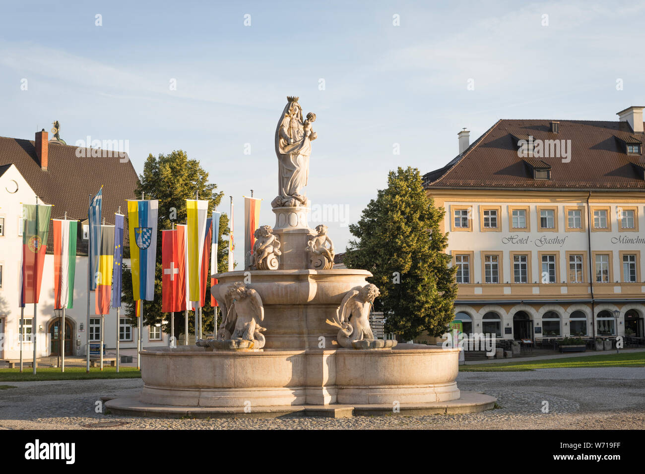 Cherubim sprühen Wasser in den berühmten Brunnen am Wallfahrtsort Quadrat in Altötting, Deutschland Stockfoto