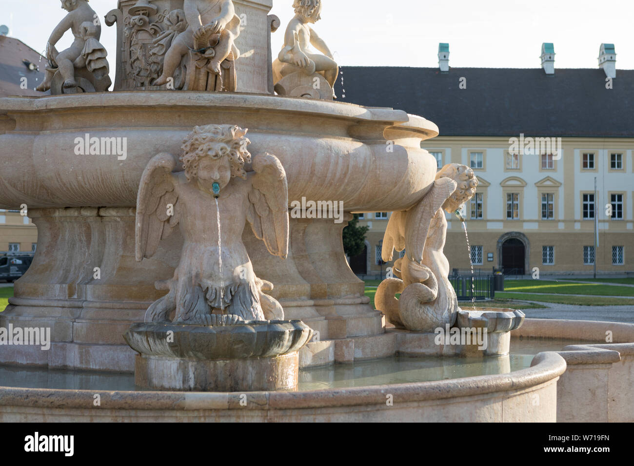 Cherubim sprühen Wasser in den berühmten Brunnen am Wallfahrtsort Quadrat in Altötting, Deutschland Stockfoto