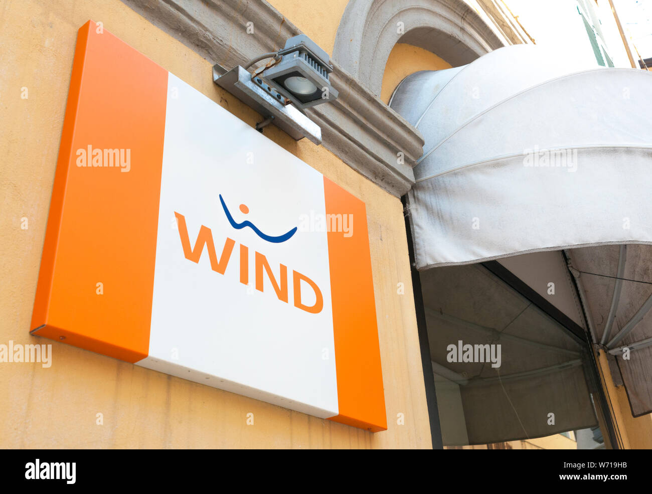 Carrara, Italien - 4. August 2019 - Das Zeichen des italienischen Kommunikation Betreiber Wind aus einem Speicher Stockfoto