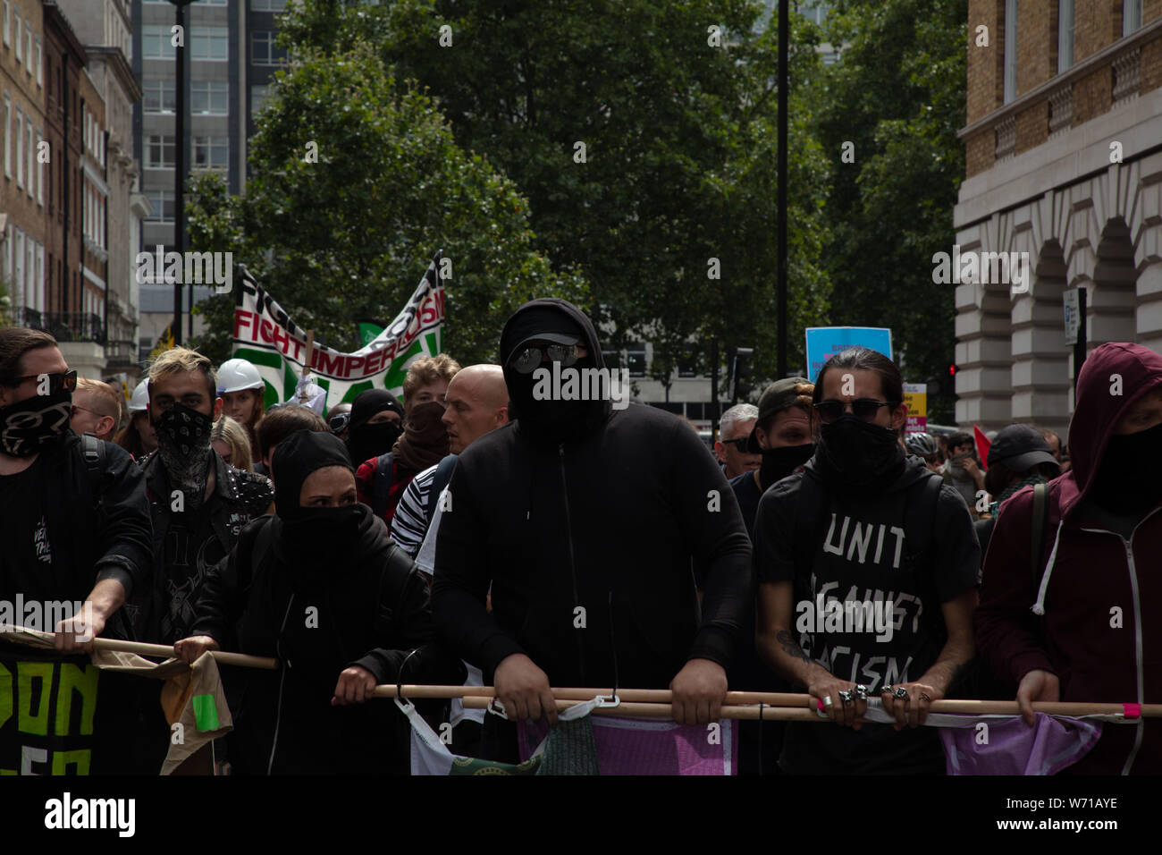 London, Großbritannien. 3. August 2019. Antifa Unterstützer, eine militante Linke Gruppe, ignorieren sie die strengen Auflagen, die von der Polizei verhängt und haben von ihren festen Platz gebrochen Protest zu begegnen und die rechten Flügel frei Tommy Robinson Rallye in der Nähe von Oxford Circus für eine mögliche gewalttätige Konfrontation Ansatz. Credit: Joe Kuis/Alamy Nachrichten Stockfoto