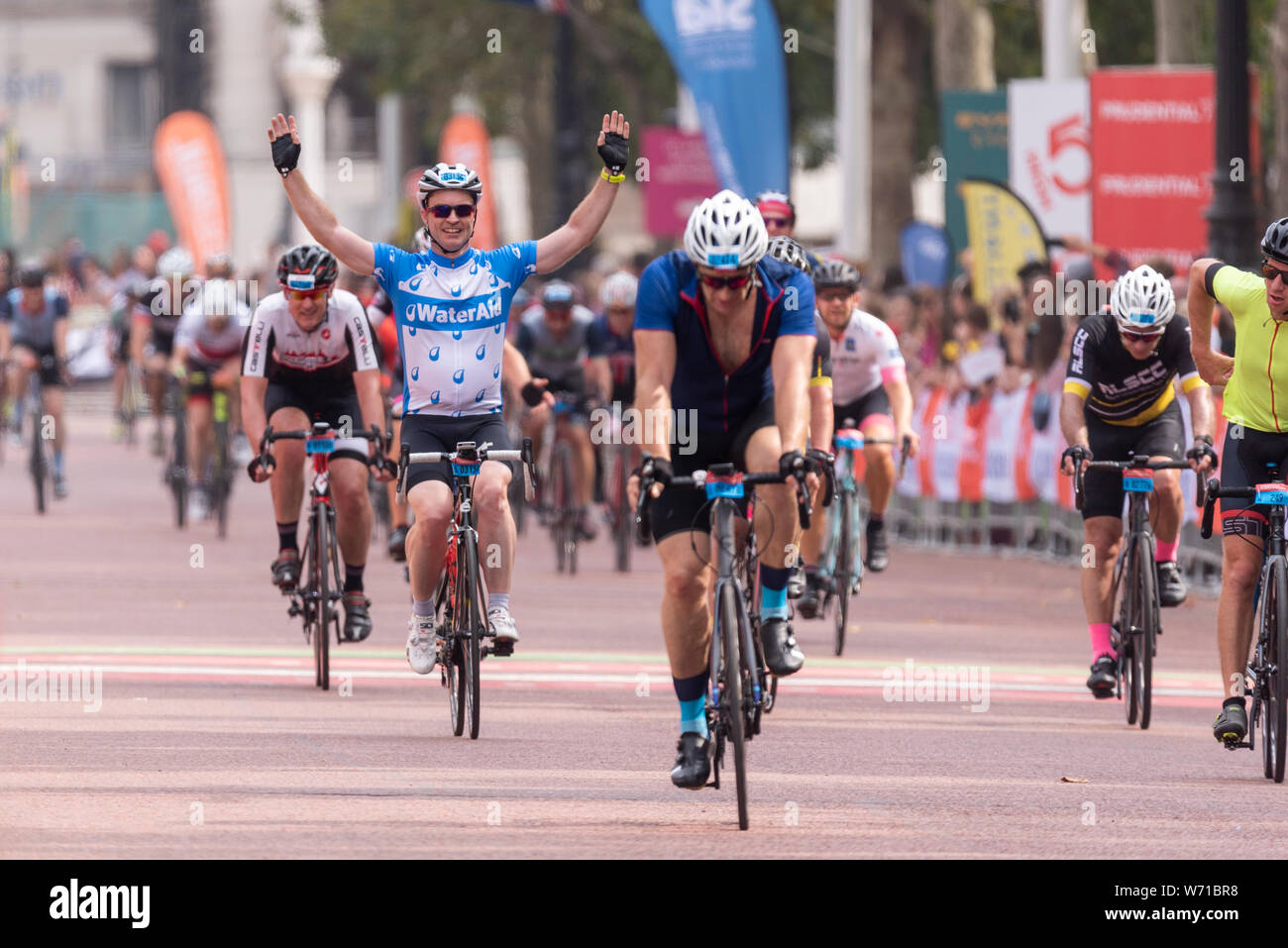 Prudential RideLondon London Surrey 100. Rund 25.000 Reiter vom Queen Elizabeth Olympic Park, bevor Sie durch London in Surrey und der Rückkehr in die Mall in London, nach 100 Meilen. Top Club Reiter sind Finishing, sondern Reiter wird weiterhin den ganzen Tag zu beenden Stockfoto