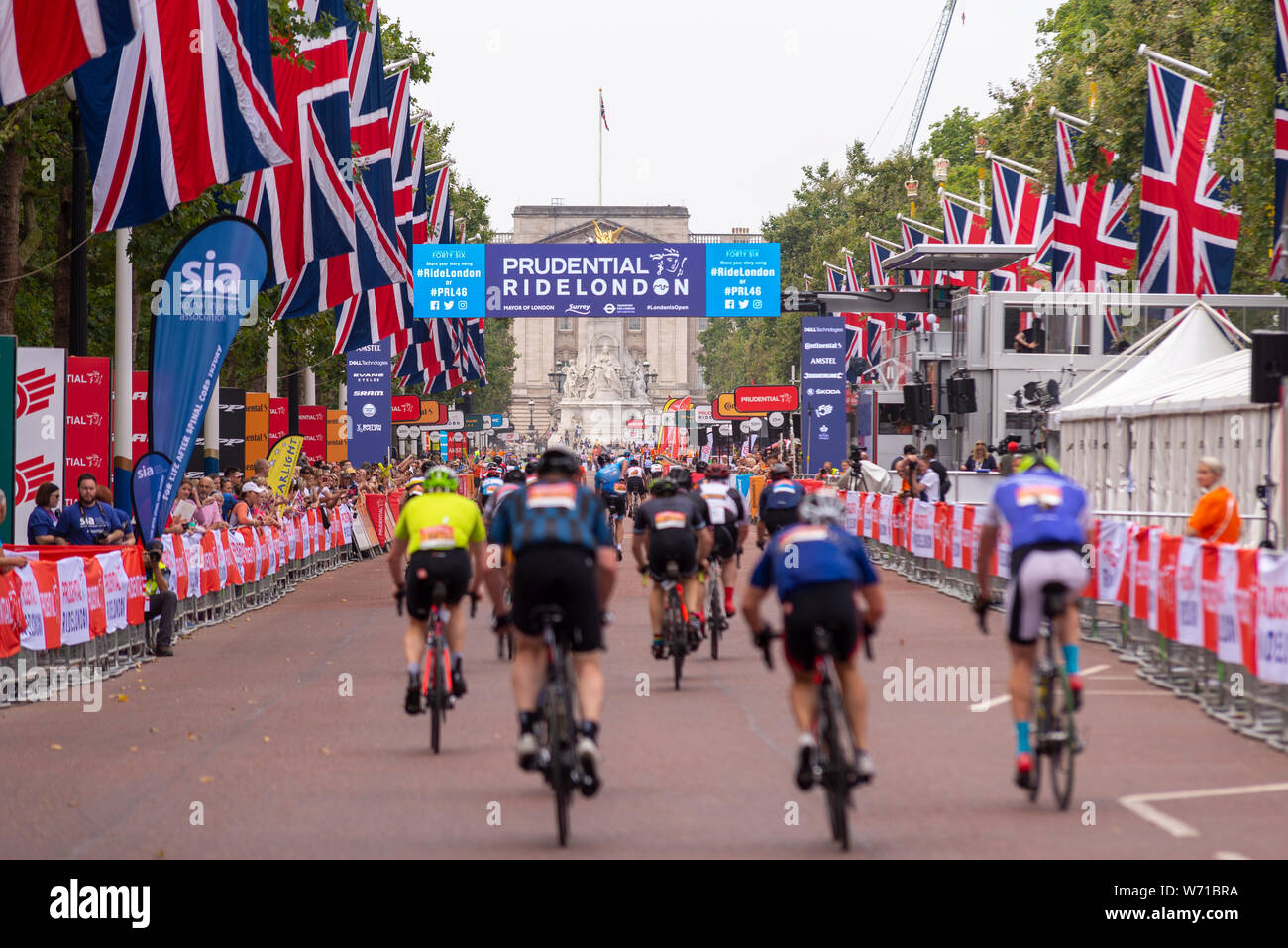 Prudential RideLondon London Surrey 100. Rund 25.000 Reiter vom Queen Elizabeth Olympic Park, bevor Sie durch London in Surrey und der Rückkehr in die Mall in London, nach 100 Meilen. Top Club Reiter sind Finishing, sondern Reiter wird weiterhin den ganzen Tag zu beenden Stockfoto