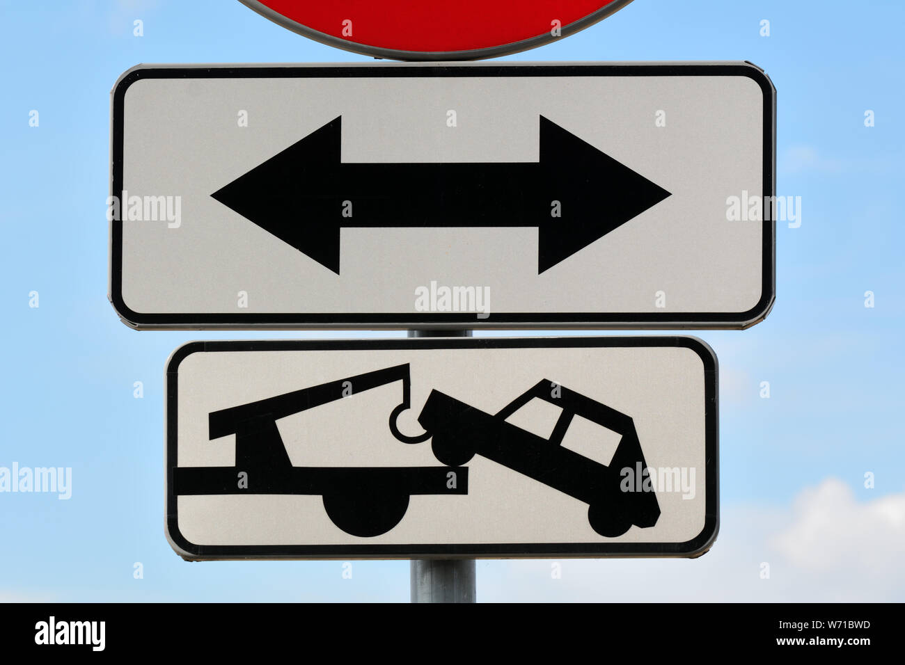 Kein Parkplatz. Kein Parkplatz liegt an der Ampel neben der Strasse verboten Stockfoto