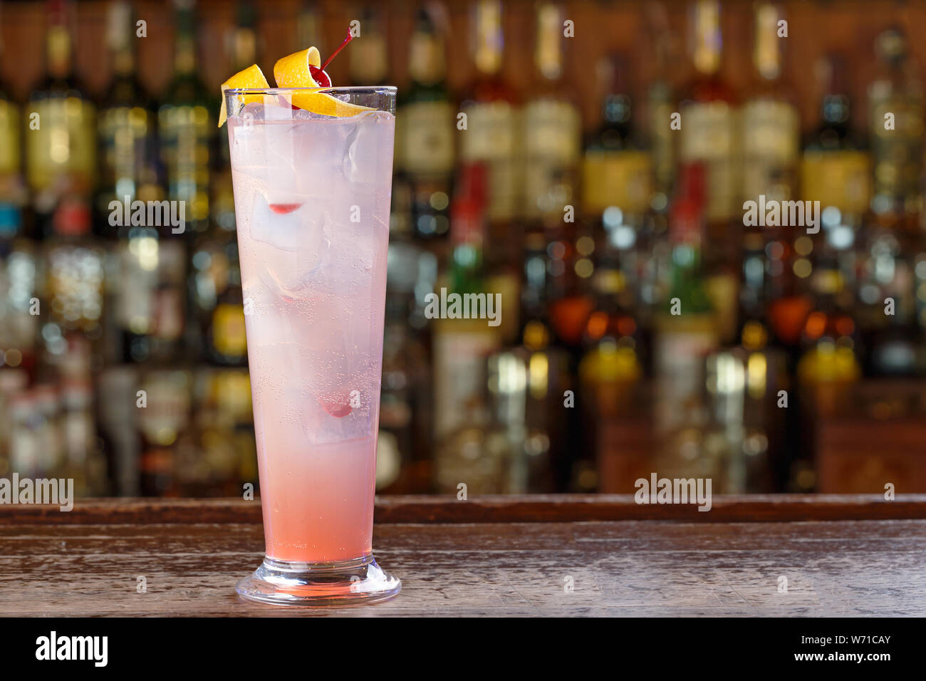 Einen leckeren Cocktail mit viel Eis, Grenadine, Wodka und Citrus ...