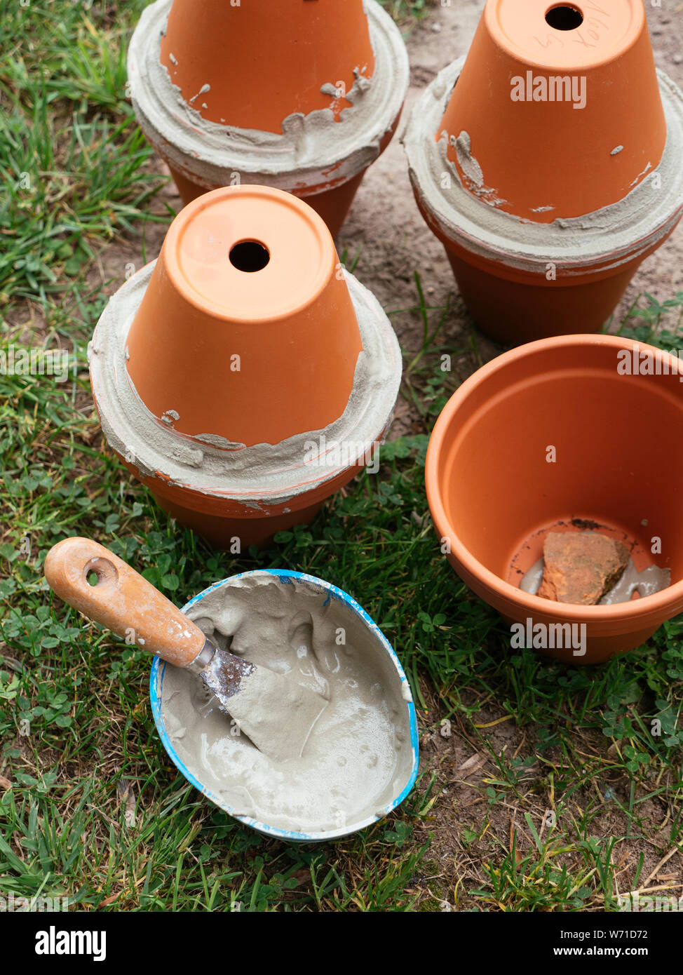 Die tontopf iirrigation System mit unglasierten Terrakotta Tpfe  Stockfotografie - Alamy