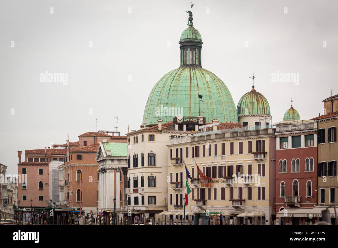 San Simeone Piccolo ist eine Kirche aus dem 18. Jahrhundert, wie es hier vom Canal Grande in Venedig, Italien gesehen. Stockfoto