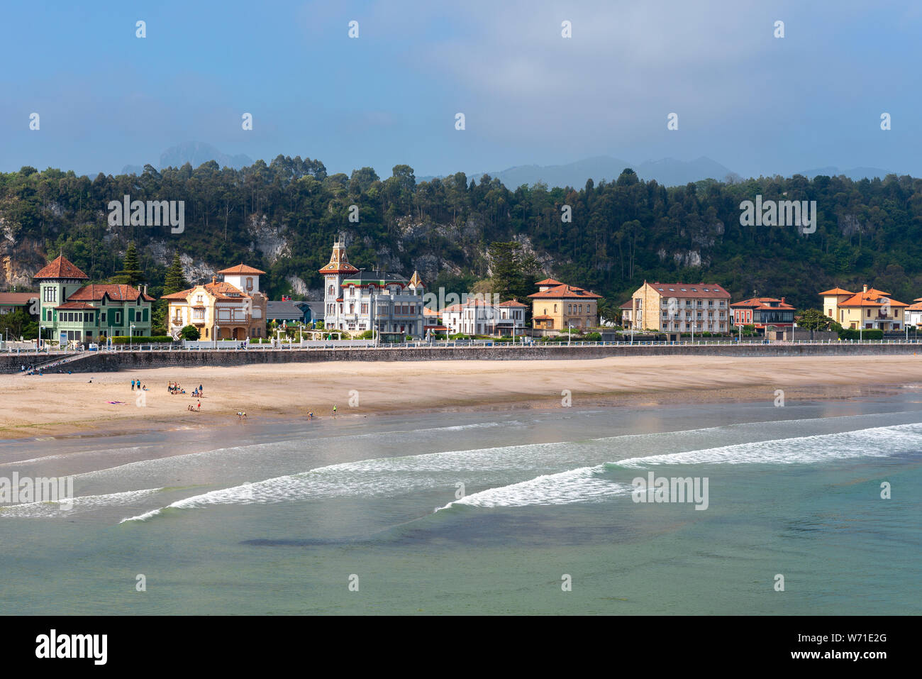Panorama von Ribadesella Dorf und Strand Santa Marina, Asturien, Spanien Stockfoto