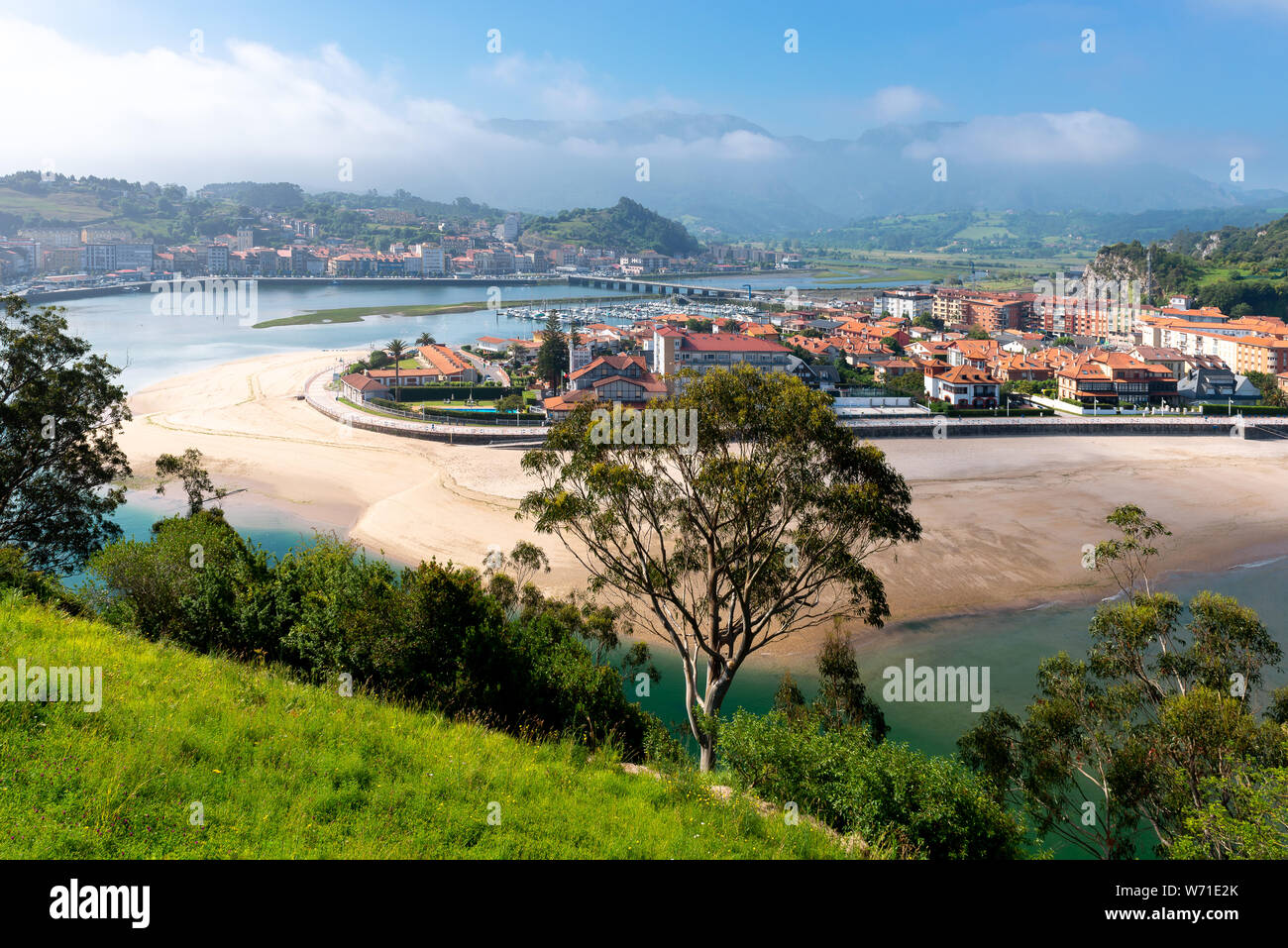 Panorama von Ribadesella Dorf und Strand Santa Marina von corberu Berg, Asturien, Spanien Stockfoto