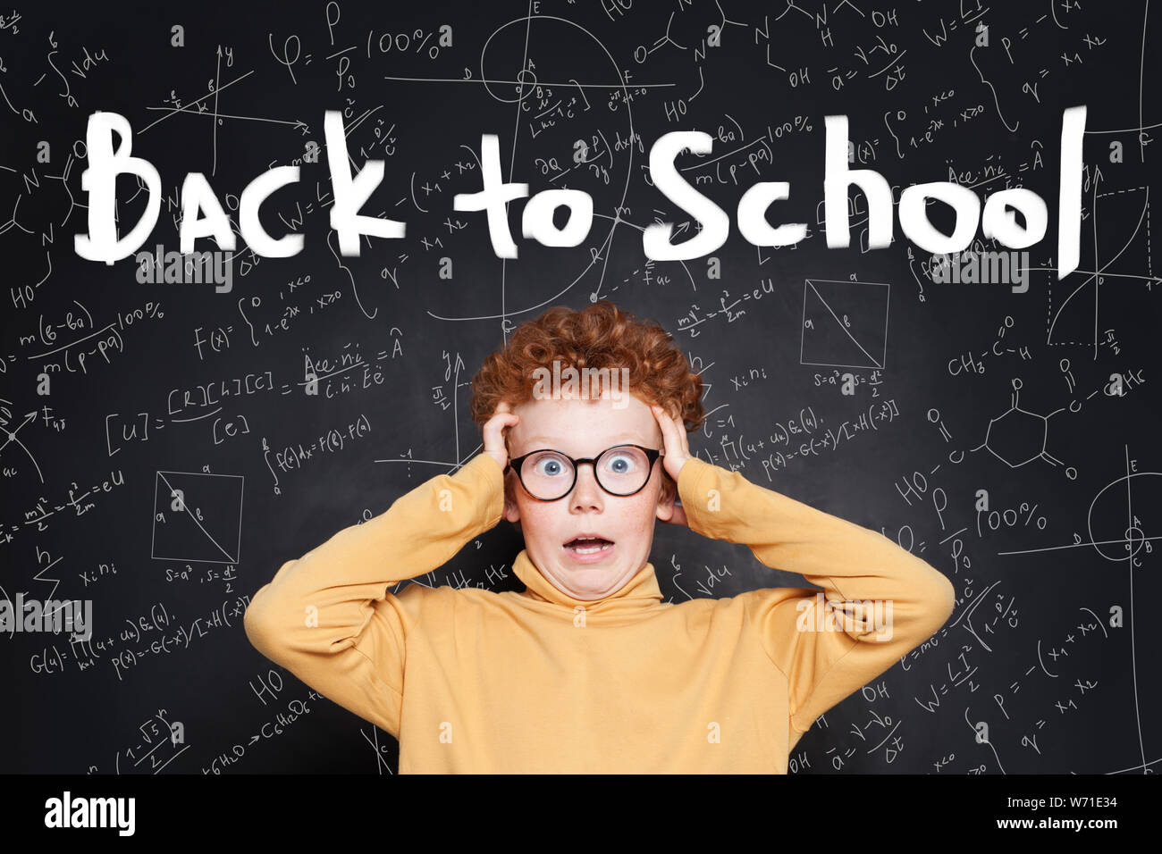 Lustige schockiert Kid gegen Text zurück zur Schule. Ferien sind vorbei Stockfoto