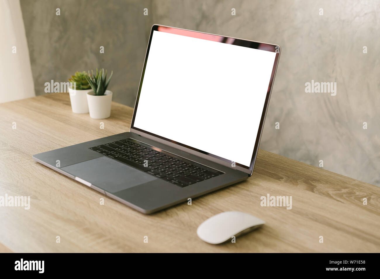 Laptop mit leeren Bildschirm auf Tisch. Stockfoto