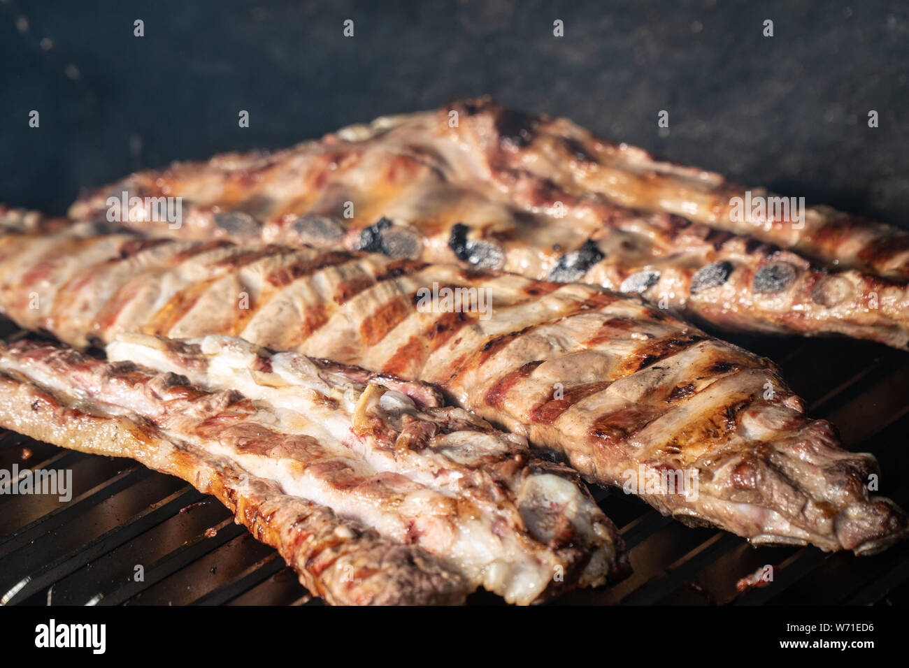 Grill mit gegrillten Schweinerippchen. Spanisch churrasco Stockfotografie -  Alamy