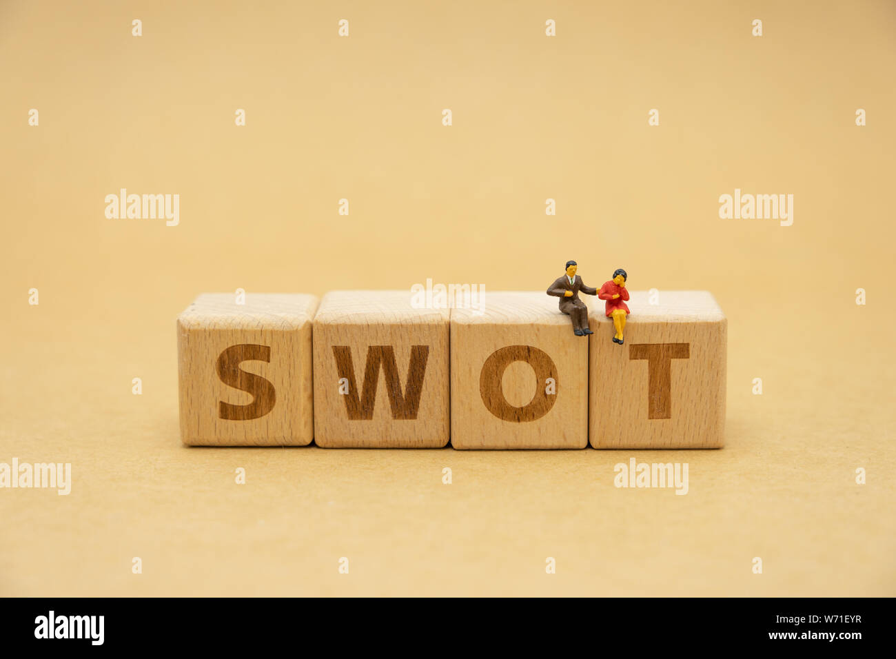 Miniatur Menschen auf Holz Wort SWOT-Sitzung als Hintergrund Business Konzept und Strategie Konzept mit Kopie Platz für Ihren Text oder Design. Stockfoto