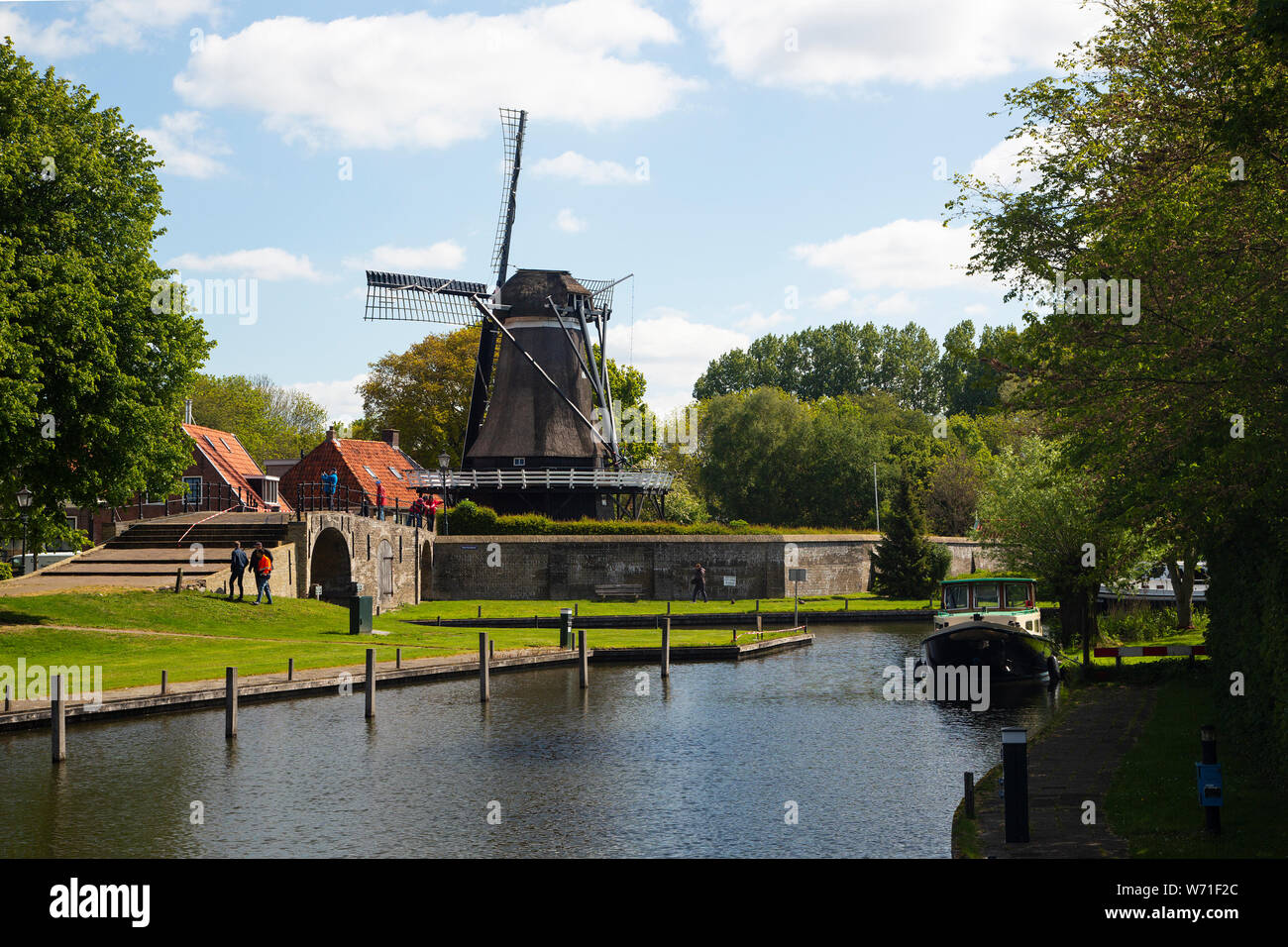 Holz- cornmill 'De Kaai' auf Abwehr der niederländischen Stadt Sloten, Friesland Stockfoto