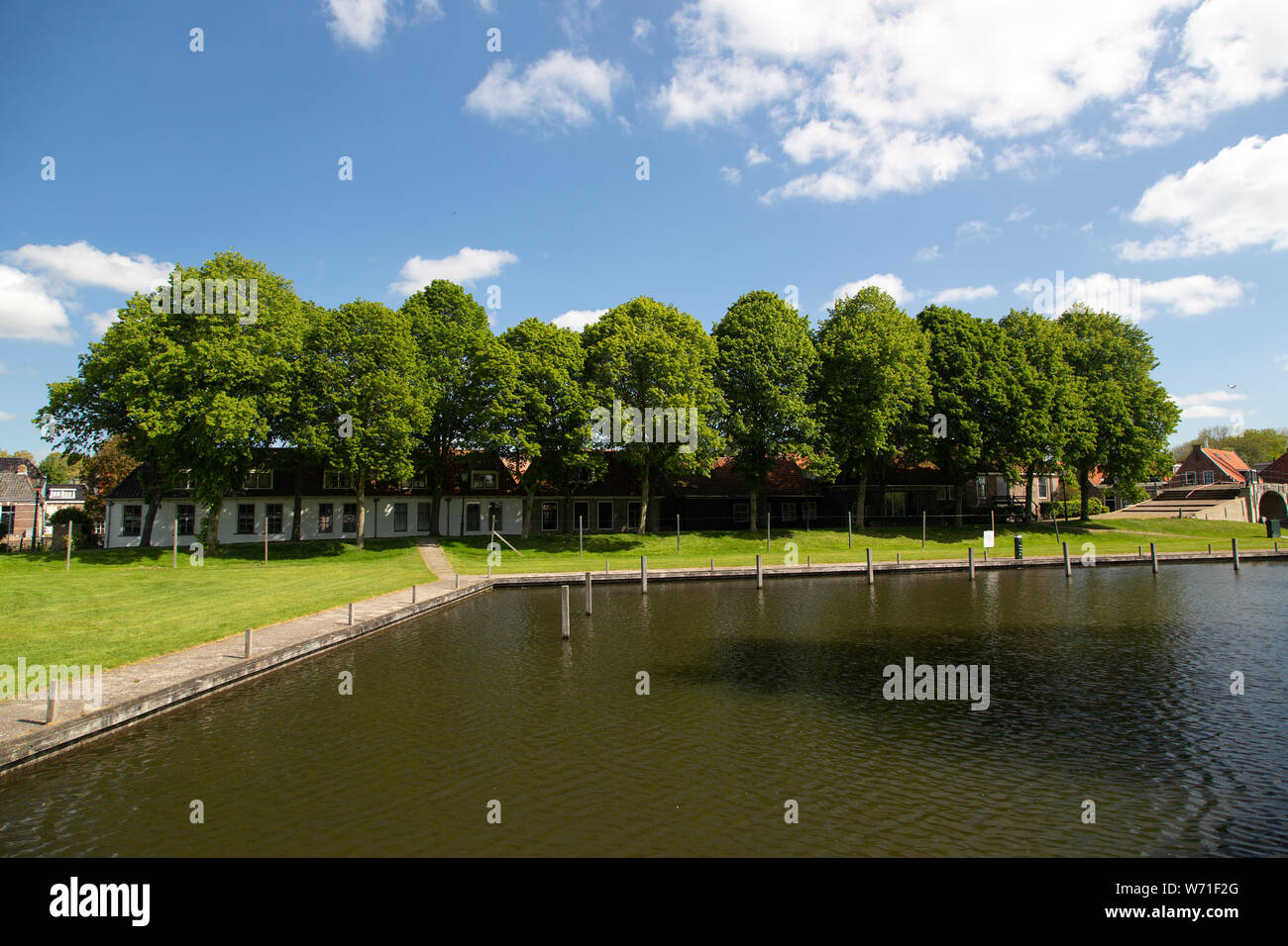 Reihe von kleinen Häusern außerhalb der historischen holländischen Stadt Sloten, Friesland Stockfoto