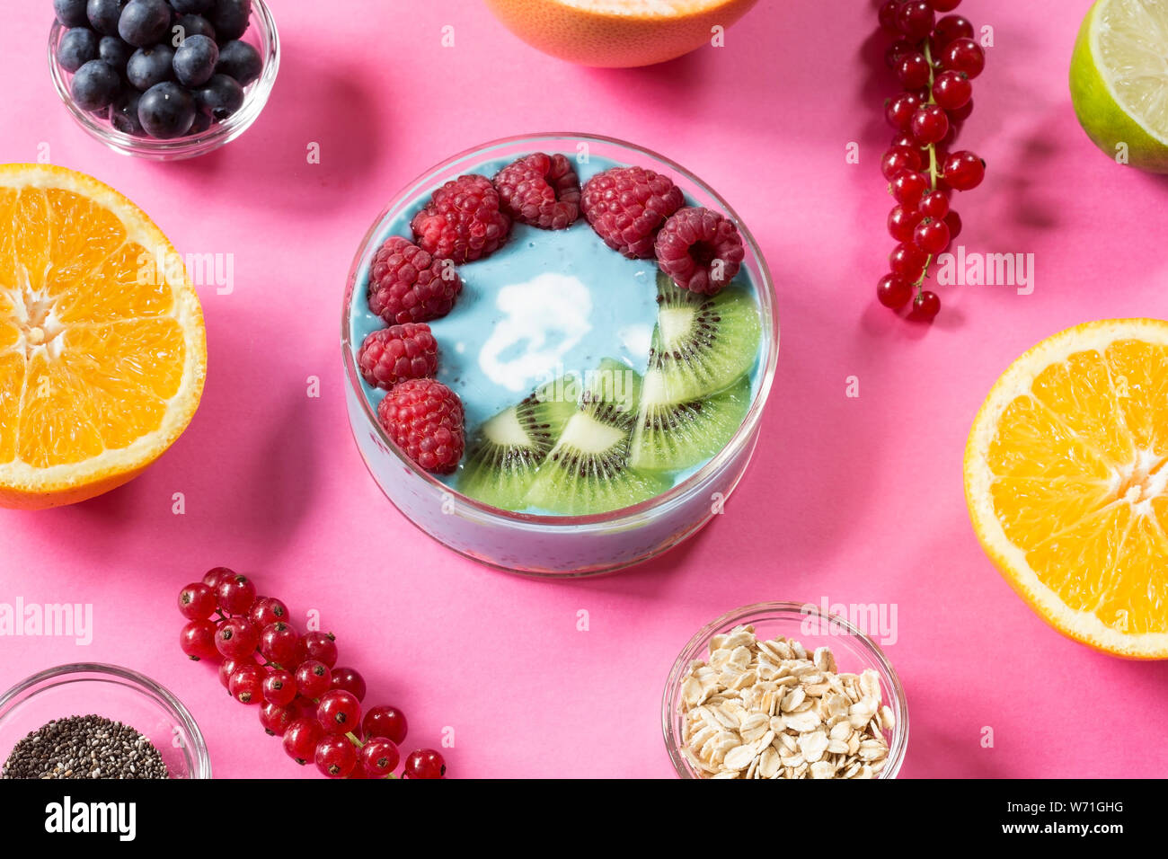 Chia und Berry smoothy mit frischem Obst - Ansicht von oben Stockfoto