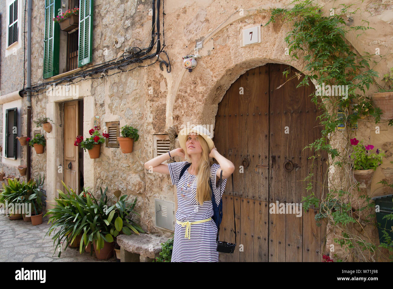 Junge Frau touristische tragen Sommer Hut sightseeing Straße in der Stadt am Mittelmeer im Sommer Saison Stockfoto